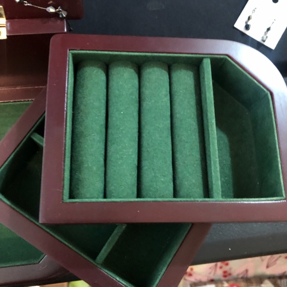 Nice n Compact. Smooth Mahogany finish. Simple design. JEWELRY BOX VINTAGE AVON - Picture 4 of 15